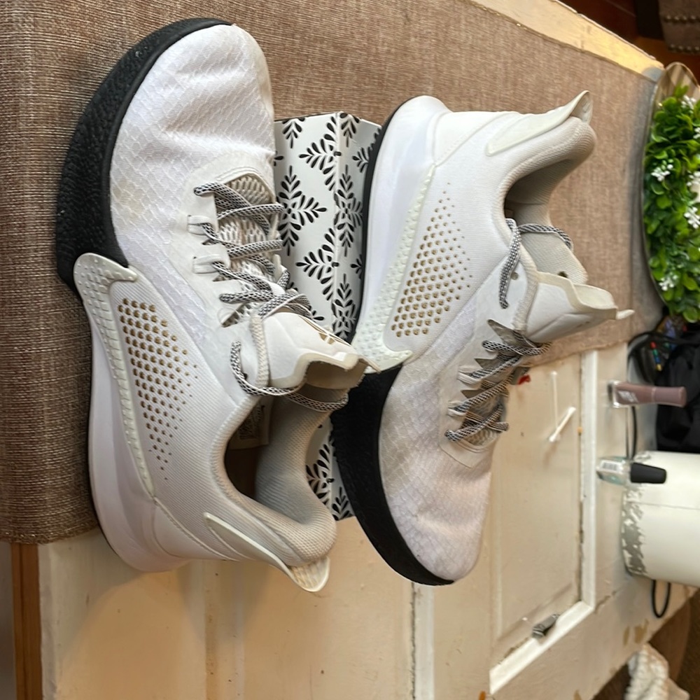 Kobe Mamba fury white black gold Mens size 8, woman’s size 9.5